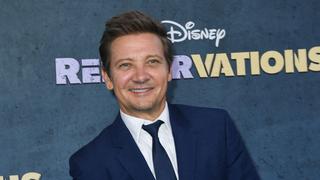 Jeremy Renner reaparece en público en la alfombra roja de “Rennervations”