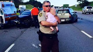 Policía calmó a bebé luego de un accidente de tránsito