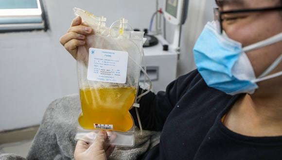 El plasma convaleciente es usado ya en países como China. (Foto: STR / AFP)