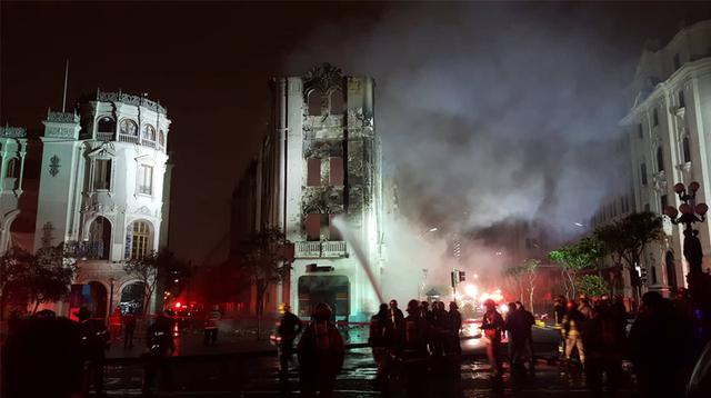 Incendio consumió los cuatro pisos de un edificio en la Plaza San Martín, en el Centro de Lima. (Christian García)