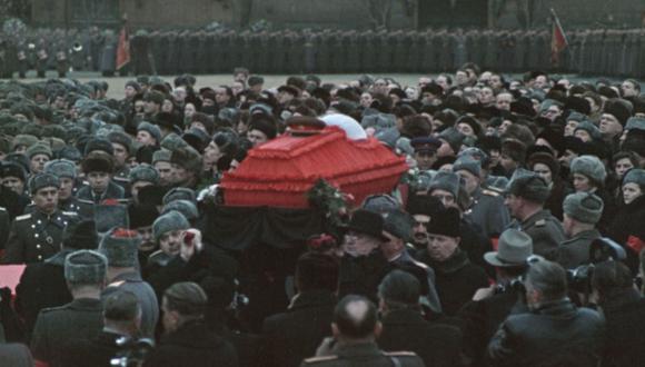 El funeral de Josef Stalin en 1953 sirve como una excusa para que el realizador Sergei Loznitsa nos lleve en un viaje a la Unión Soviética, así como el efecto en una sociedad cuando su objeto de veneración desaparece repentinamente. (Fuente: Sergei Loznitsa)