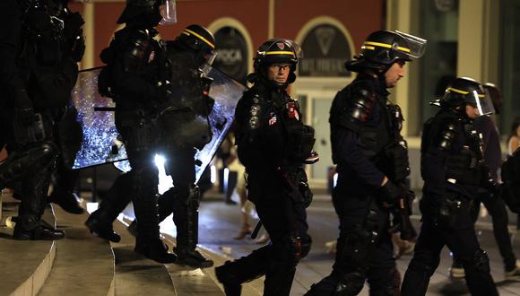 Personal de la policía antidisturbios de CRS patrulla en una calle de Niza, sureste de Francia, a fines del 1 de julio de 2023. (Foto de Valery HACHE / AFP)