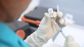 Ejecutivo crea comisión para el seguimiento de la producción, adquisición y distribución de vacunas contra el coronavirus