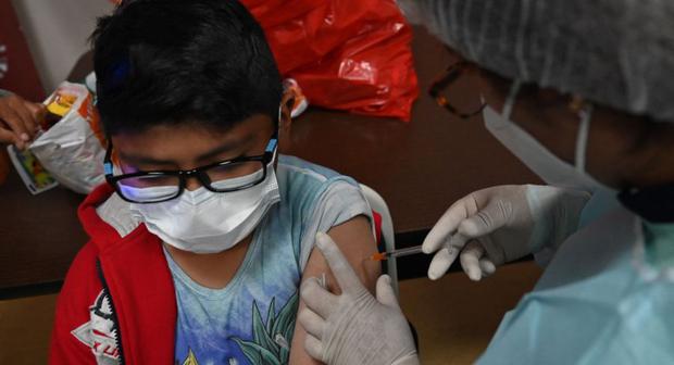A child receives a dose of the Pfizer vaccine against COVID-19 at the La Portada municipal hospital in La Paz.  (Photo: AIZAR RALDES / AFP)