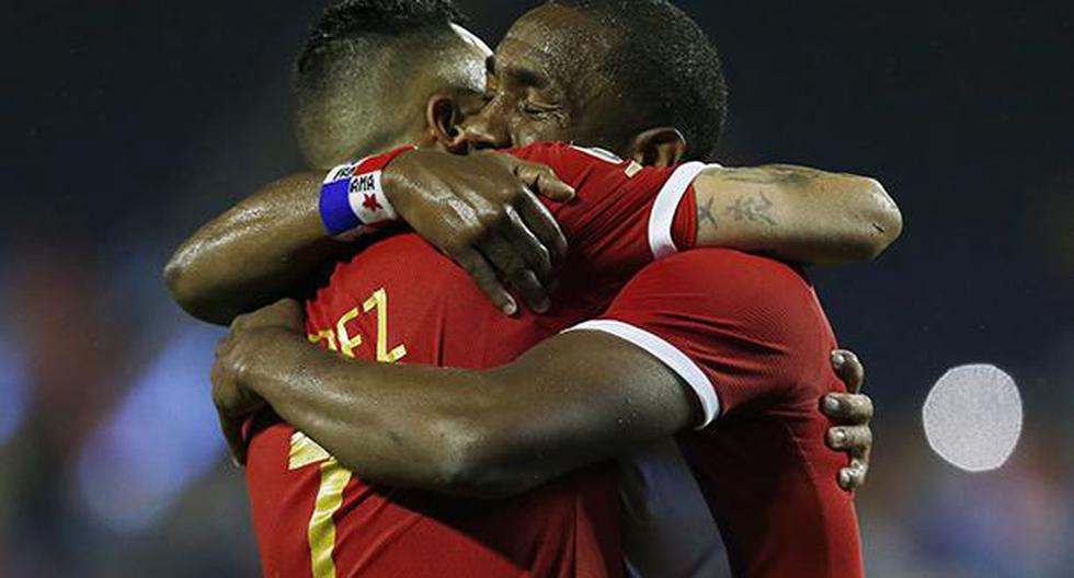 Los hinchas de Universitario se unieron a la fiesta de Panamá en su primera clasificación a un Mundial. Por ello, Luis Tejada les devolvió este gesto. (Foto: Getty Images)