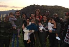 Thanksgiving: foto de la familia Kardashian-Jenner tiene dos invitados sorpresa