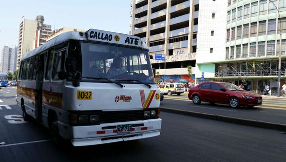 Cústeres de Orión y combis invadieron hoy el corredor azul