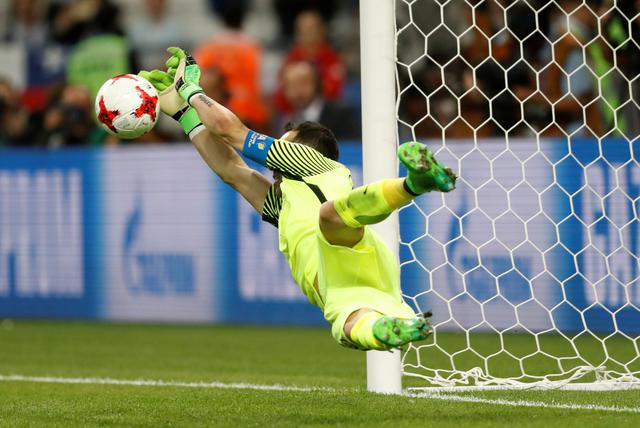 Así fue la estirada de Bravo en el primer penal contra Potugal. (Foto: AFP/Reuters/AP)