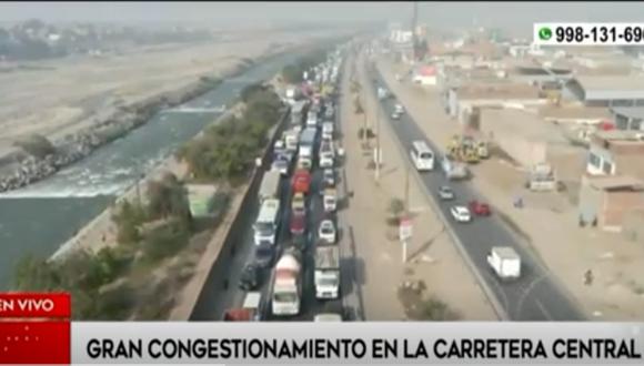 Decenas de vehículos avanzan a paso lento por la carretera Ramiro Prialé debido a un aniego | Foto: América Noticias