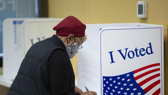 Elecciones USA: Una mujer vota en Arlington, Virginia, el 18 de septiembre de 2020 (Foto de ANDREW CABALLERO-REYNOLDS / AFP).