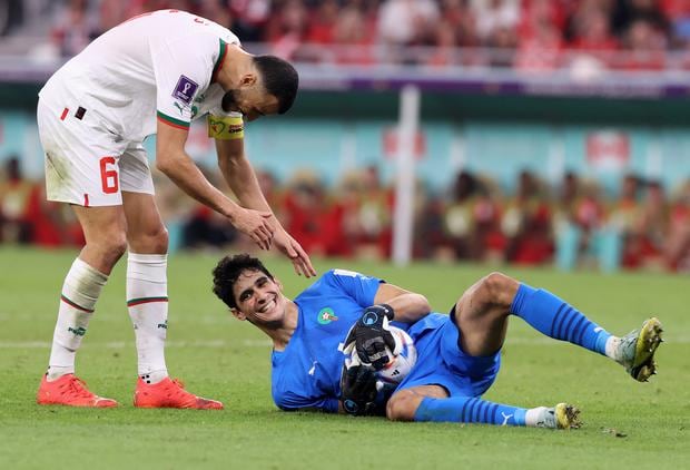 Yassine Bounou y el central Romain Saiss. REUTERS/Ibraheem Al Omari