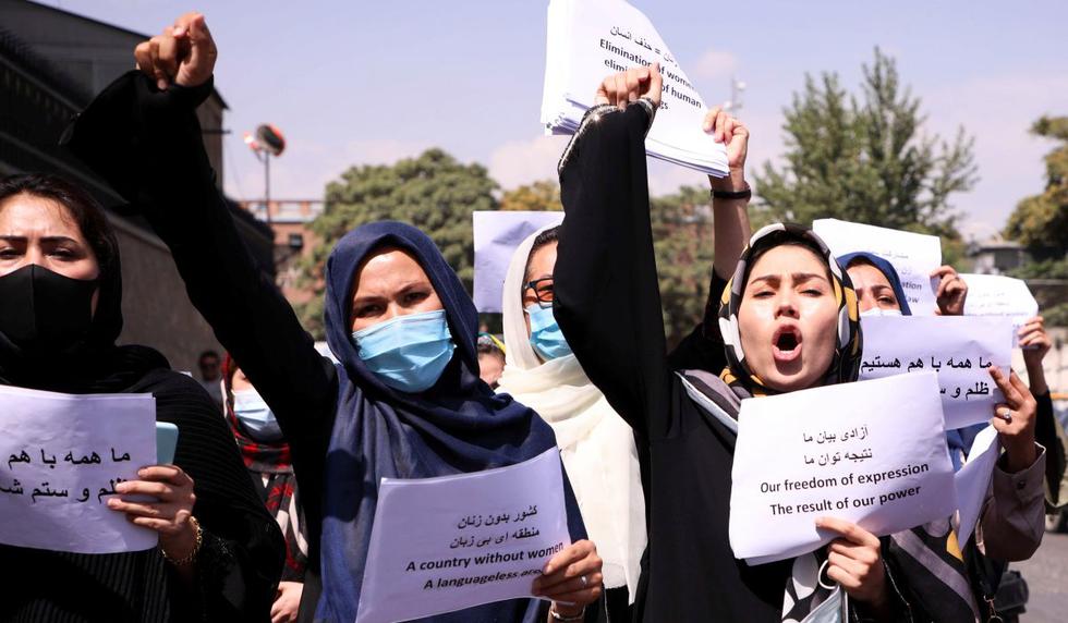 Mujeres afganas protestaron este viernes por segundo día consecutivo para reclamar a los talibanes sus derechos y la participación en un futuro Gobierno de Afganistán, después de que hasta ahora apenas hayan contado para el régimen islamista. (Texto: EFE / Foto: Reuters).
