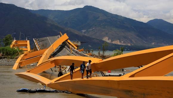 Un puente destruido por el terremoto y tsunami que impactaron Palu, en Indonesia, el 28 de septiembre. La ruptura sísmica partió casi 130 kilómetros de corteza en treinta segundos. (Beawiharta Beawiharta / Reuters).