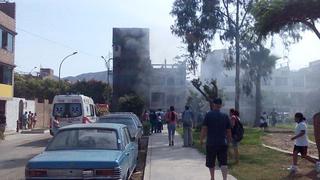 Incendio en SJL: bomberos rescataron a familia por deflagración