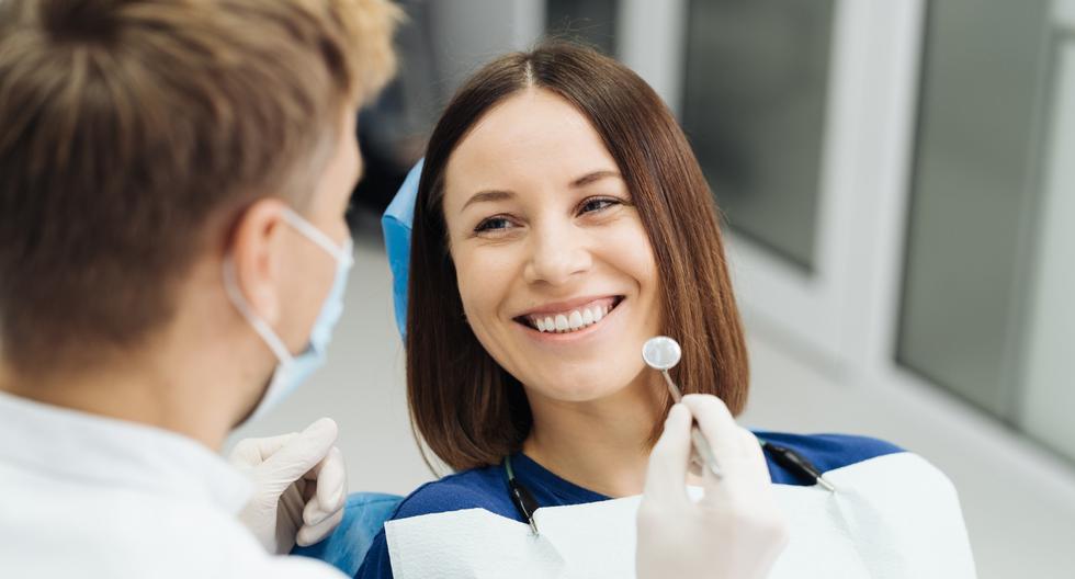 Los implantes dentales son una opción de tratamiento seguro y sencillo para gozar de una boca más saludable, pues la pérdida de uno o varios dientes no solo afecta nuestra estética, sino que impacta significativamente en la función bucodental