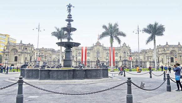 El tabladillo donde se colocó el libertador se ubicó entre la pileta y el Palacio de Gobierno. Ese día, se hizo una ceremonia con los mismos protocolos que se utilizaban en el Virreinato para anuncios oficiales. (Jessica Vicente)