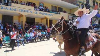 Piura: alcalde de Pacaipampa ingresó a la Plaza de Armas en caballo a jurar al cargo