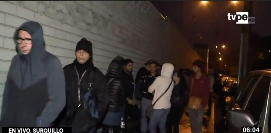 Ciudadanos extranjeros pasaron la madrugada en espera de iniciar procesos. (Captura: TV Perú Noticias)