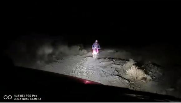 Fernanda Kanno publicó en sus redes sociales cómo es que terminó la cuarta etapa del Dakar 2020, ayudando a un motociclista de la categoría Original. (Video: Facebook)