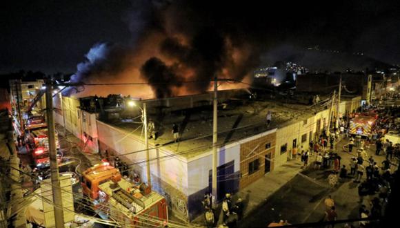 Incendio de importante magnitud consumió un almacén de plásticos y juguetes chinos | Foto: Joel Alonzo / El Comercio