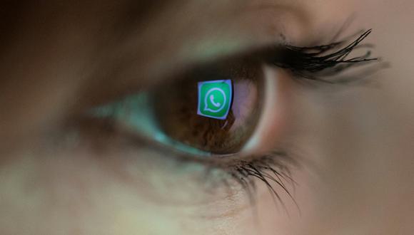 Advierten que las víctimas de la 'sextorsión' y 'groming' pueden tener una falsa sensación de seguridad cuando envían contenido efímero en WhatsApp, al creer que desaparece una vez que el destinatario lo abre y lo ve sin tener en cuenta posibles capturas de pantalla. (Christophe SIMON / AFP)