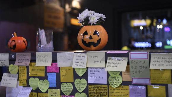 Los tributos escritos a mano se muestran como parte de un memorial improvisado para las 156 personas que murieron en una multitud de Halloween, en el distrito de Itaewon en Seúl el 5 de noviembre de 2022. (Foto de KANG Jin-kyu / AFP)