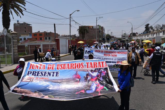 Esta movilización estuvo encabezada por vecinos de la provincia de Tarata (Tacna), quienes también mostraron su oposición al proyecto. (Foto: Ernesto Suárez)