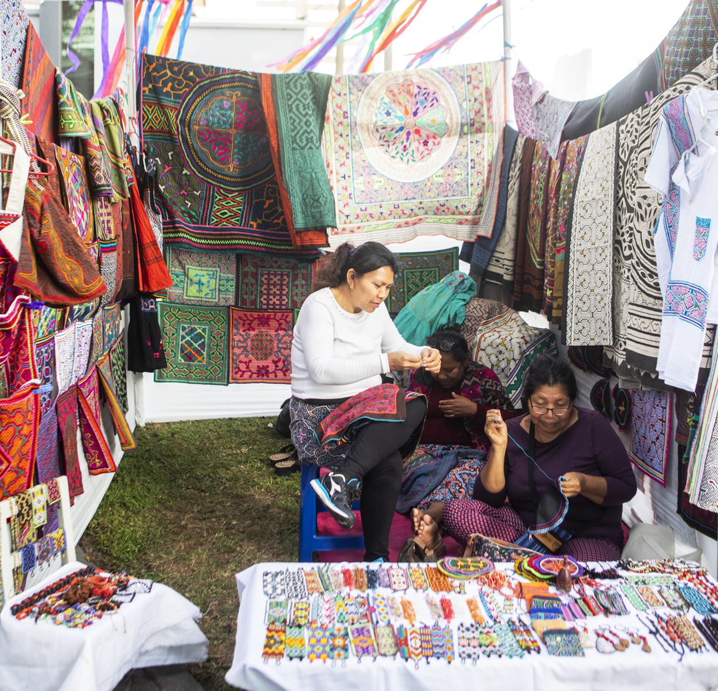 Artesanas shipibas provenientes del campo ferial Maroti Shobo, en Pucallpa.  Sus bordados y tejidos se elaboran a mano.