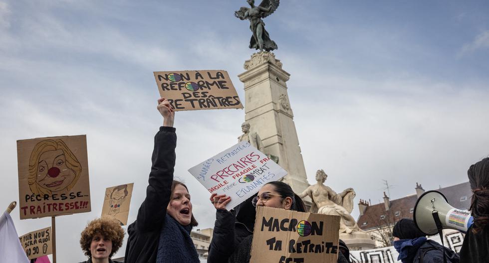 La movilización en Francia contra la impopular reforma de las pensiones del presidente liberal Emmanuel Macron entró este martes en una nueva fase al registrar su mayor protesta. (Foto: AFP)