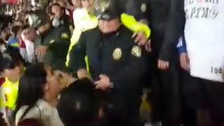 Policía agredió a mujer en enfrentamiento con hincha (VIDEO)