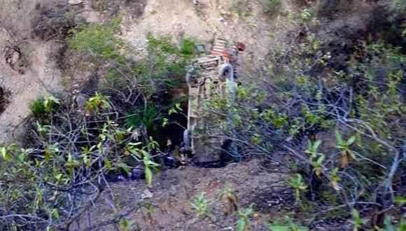 La unidad que llevaba docentes se precipitó a un abismo en el centro poblado Pacaycocha, en la ruta departamental PE-12B.  (Foto: Radio Sihuasino)