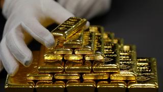 Oro sube por aversión al riesgo, distensión en comercio limita alzas