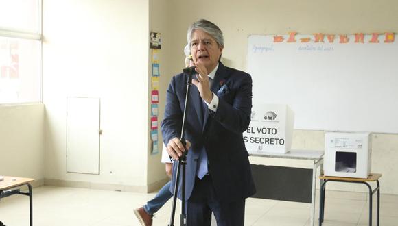 El presidente de Ecuador, Guillermo Lasso, pronuncia un discurso tras votar en la segunda ronda de las elecciones presidenciales hoy, en Guayaquil (Ecuador) | Foto: EFE/ Jonathan Miranda