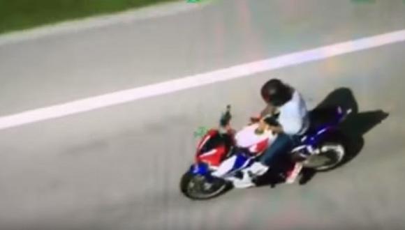 YouTube: Motociclista usa su smartphone mientras conduce