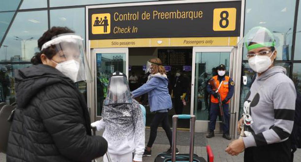 El incremento de nuevos casos en Perú condujo al cierre de fronteras y suspensión de vuelos internacionales. (Foto: EFE)