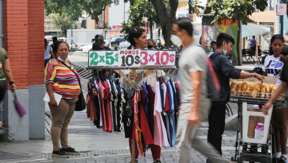 Una mujer vende ropa en dólares estadounidenses en el bulevar Sabana Grande en Caracas, Venezuela. (Foto: REUTERS / Manaure Quintero).