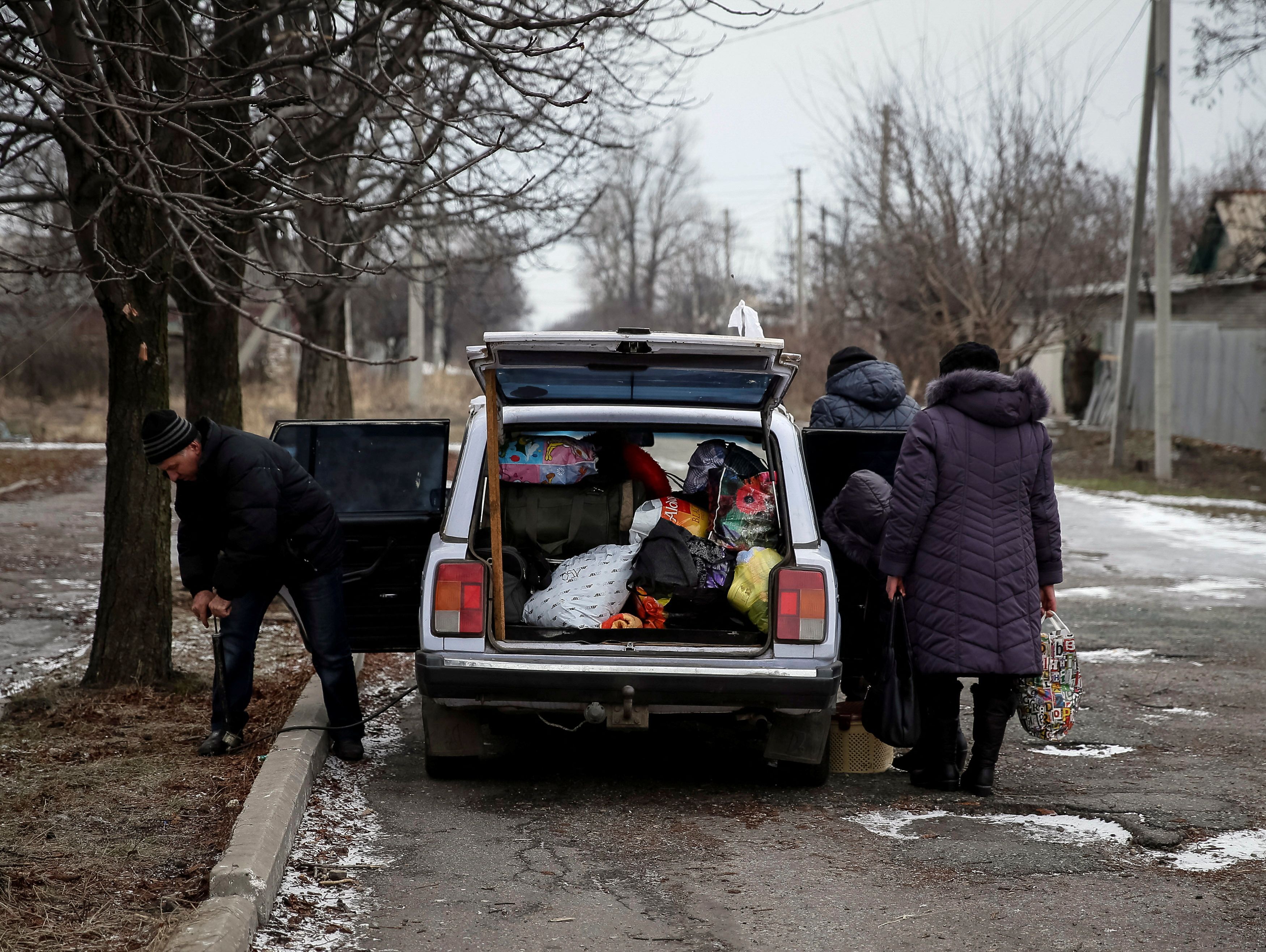 Local residents prepare to flee the conflict in Debaltseve, eastern Ukraine.l (REUTERS/Gleb Garanich).