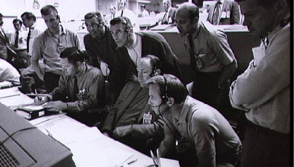 El equipo celebra en el Centro de Control de la Misión durante las ceremonias de amerizaje del Apolo 13 a bordo del U.S.S. Iwo Jima, nave de recuperación principal para la misión Apolo 13, en esta foto de archivo del 17 de abril de 1970. (Foto: AFP)