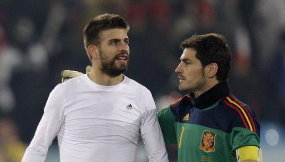 Iker Casillas y Gerard Pique bromearon en Twitter. (Foto: AP)