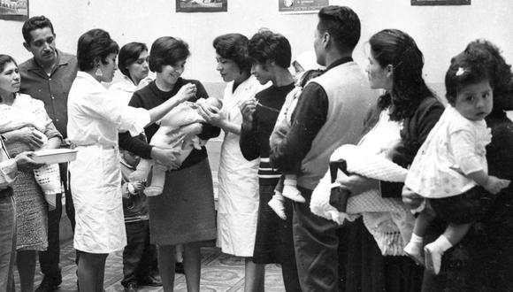 A mediados de los años 60, el Perú vivió un brote de poliomielitis, enfermedad causada por un virus que causaba parálisis en niños. Una de las primeras campañas de vacunación ocurrió el 29 de octubre de 1965. (Archivo Histórico El Comercio)