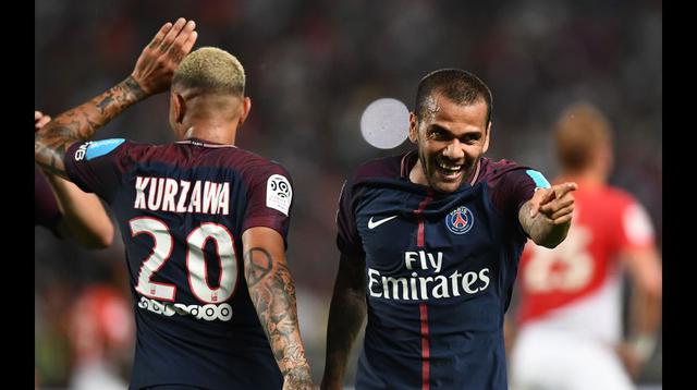 Dani Alves señalando a su entrenador. (Foto: AFP)