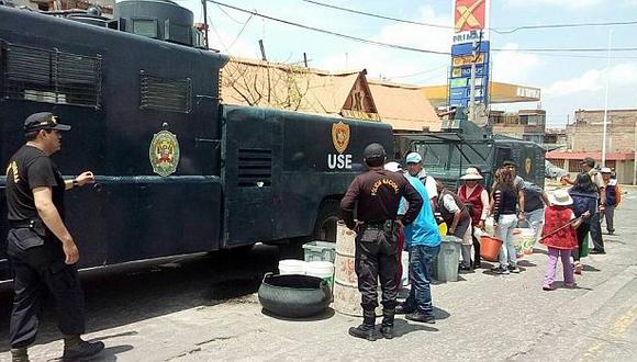 Arequipa: policía reparte agua en vehículos antimotines