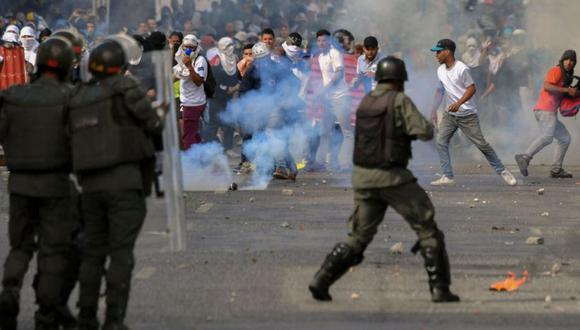 La Guardia Nacional Bolivariana (GNB) dispara bombas de gas lacrimógeno a los manifestantes durante las protestas en Caracas. (Foto: AFP /YURI CORTEZ AFP /archivo)