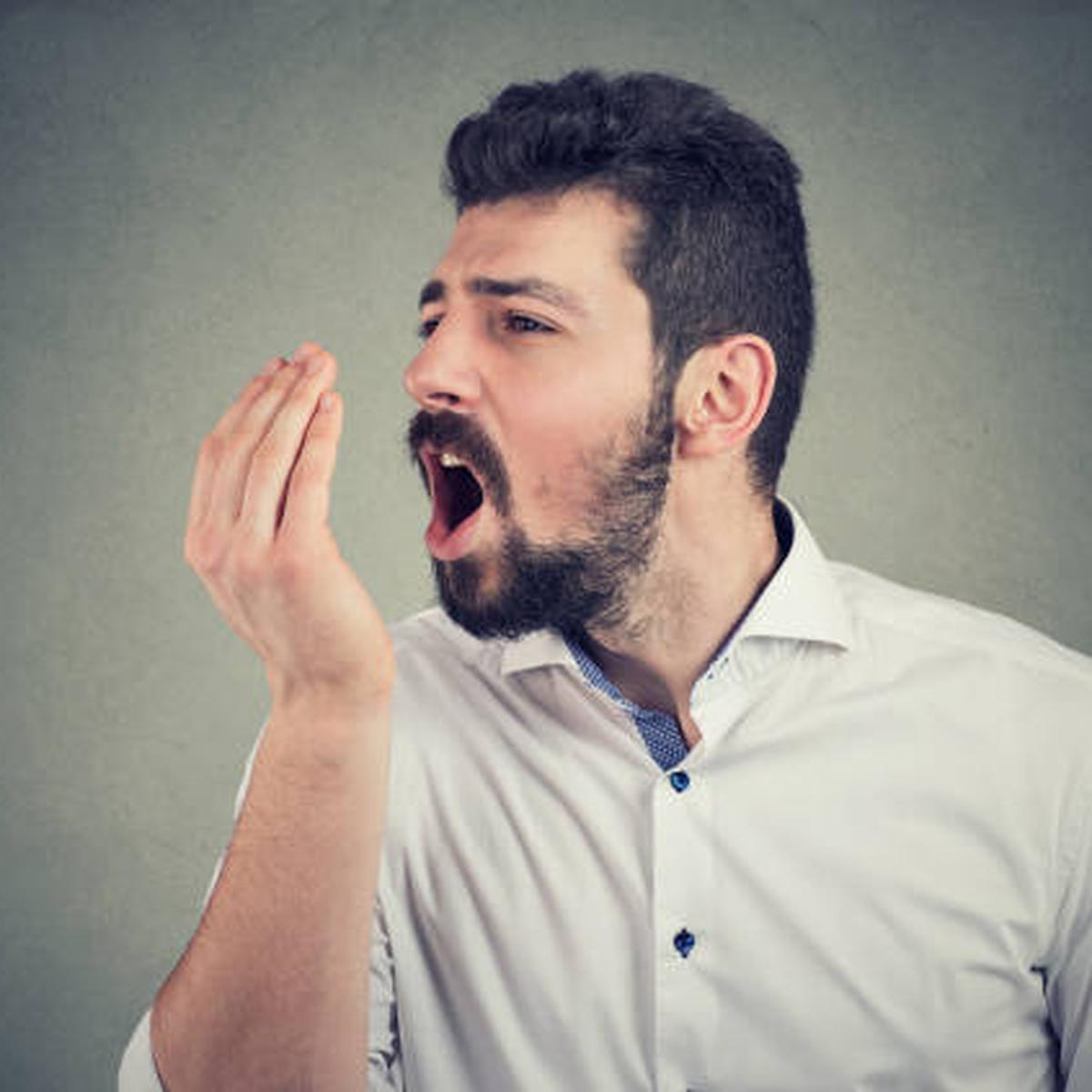 Cómo la boca seca causa mal aliento y cómo tratar ese problema