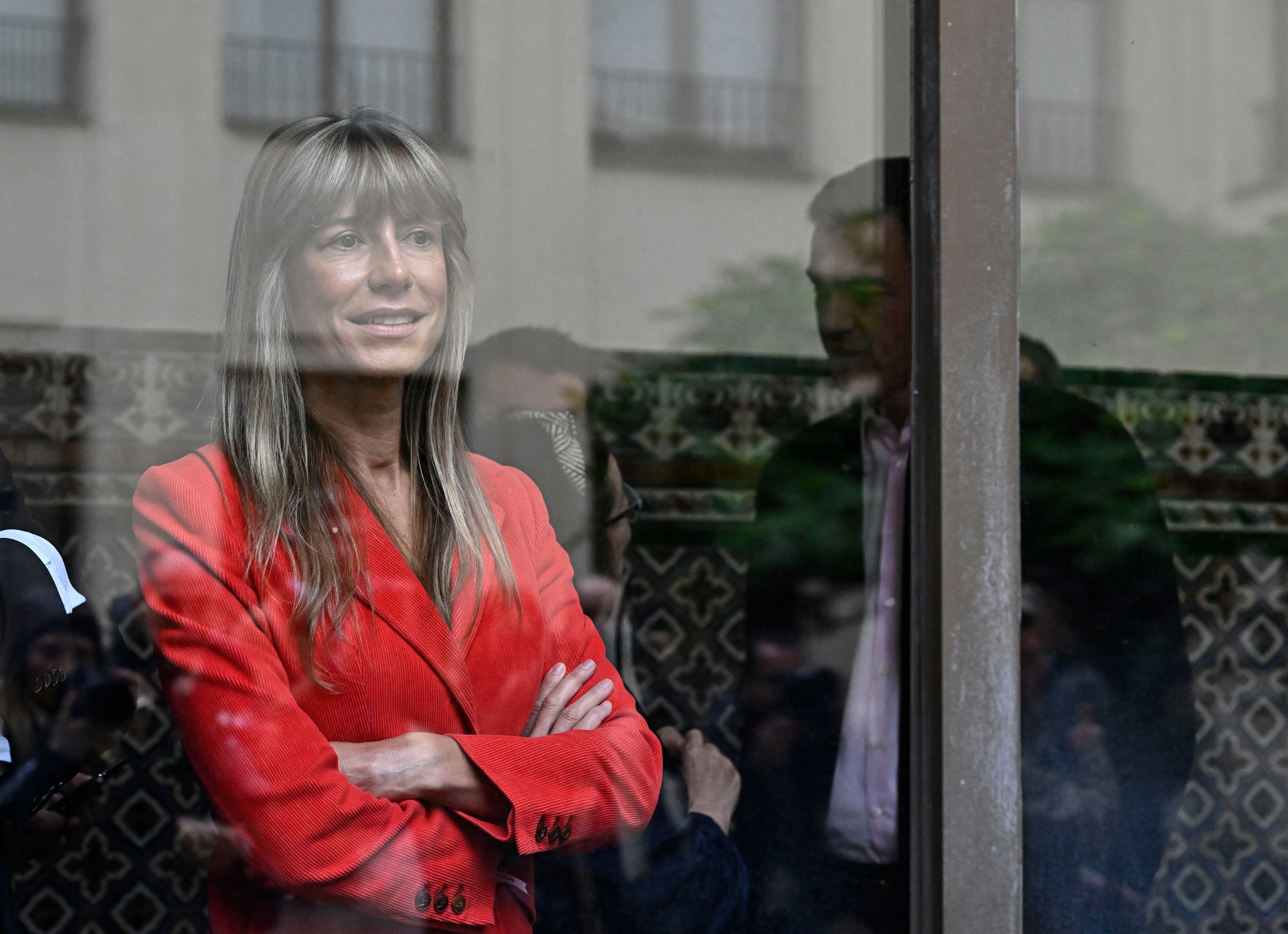 Begoña Gómez, esposa de Pedro Sánchez es vista detrás de una ventana después de emitir su voto en Madrid el 28 de mayo de 2023 durante las elecciones locales y regionales. (Foto de JAVIER SORIANO / AFP).