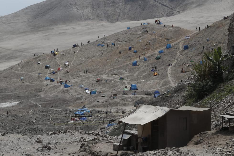 Las laderas del Morro Solar frente a la playa La Chira en Chorrillos ha sido invadida por cientos de personas que han empezado a lotizar la zona para construir viviendas pese a que es una zona intangible. (Foto: Cesar Campos / @photogec)