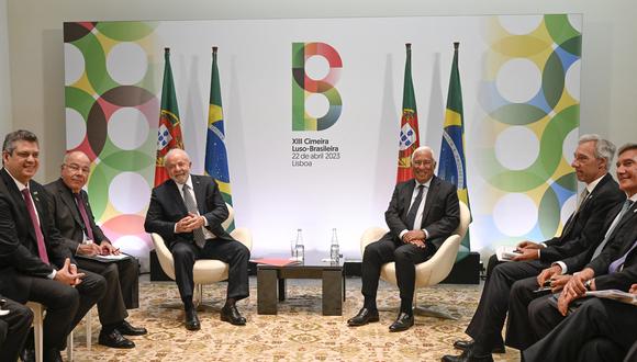 El presidente de Brasil, Luiz Inacio Lula da Silva (CL), y el primer ministro portugués, Antonio Costa (CR), se reúnen durante la cumbre Portugal-Brasil celebrada en el CCB (Centro Cultural de Belem) en Lisboa el 22 de abril de 2023. (Foto por PATRICIA DE MELO MOREIRA / AFP)