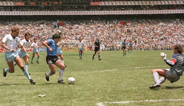 Hoy que Diego Maradona cumple 58 años recordamos cuando marcó el mejor gol de la historia, elegido por la FIFA, ante Inglaterra en los cuartos de final del Mundial Mexico 1986.&nbsp; (Foto: AFP)