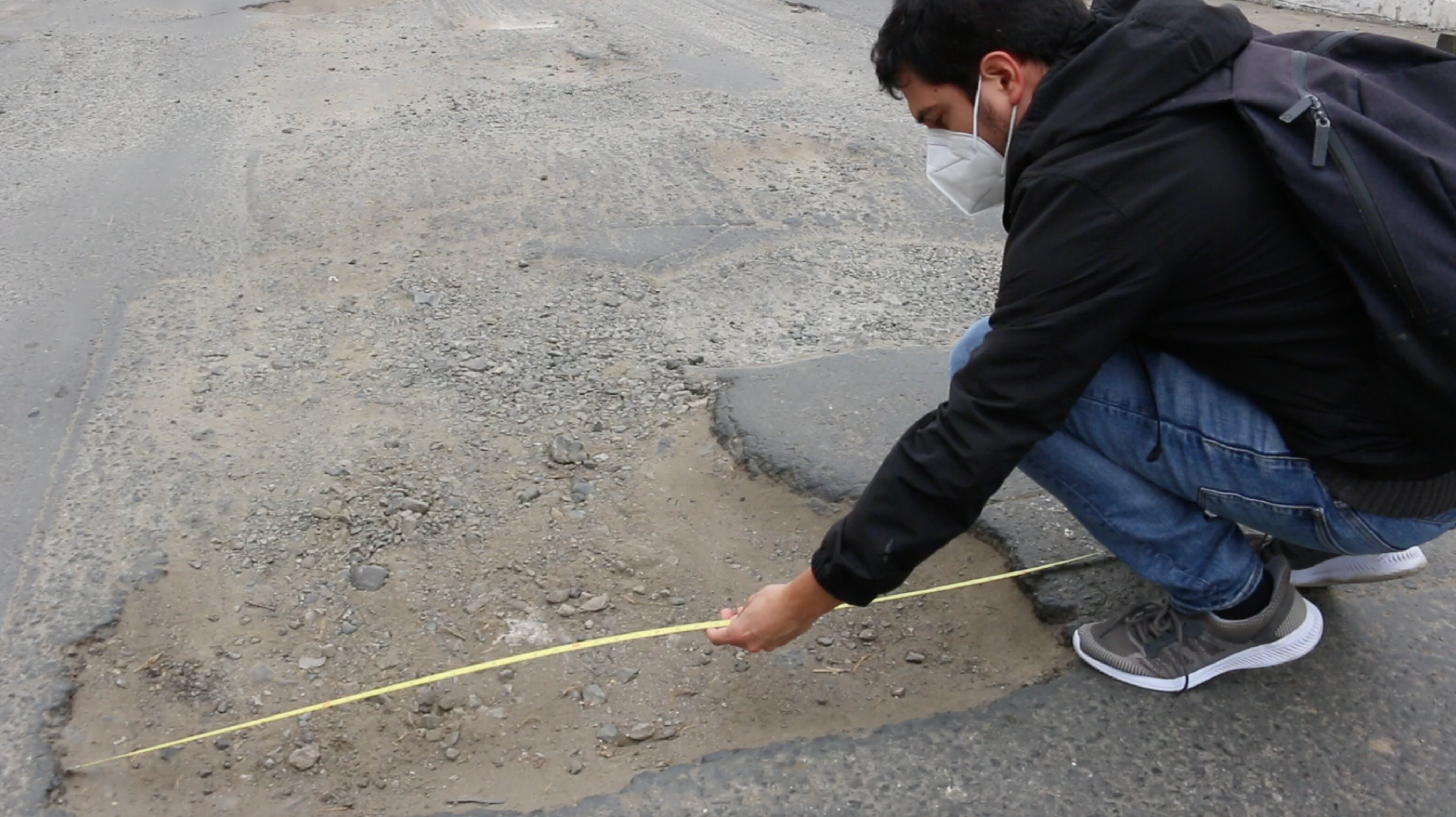Llevamos una wincha a la calle de los 60 baches en Chorrillos: algunos miden más de 1 metro de diámetro y tienen 12 cm de profundidad.