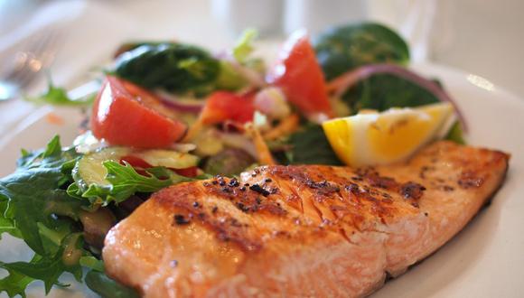Este plato de salmón se puede acompañar de papas o una ensalada verde. (Foto: Pixabay)